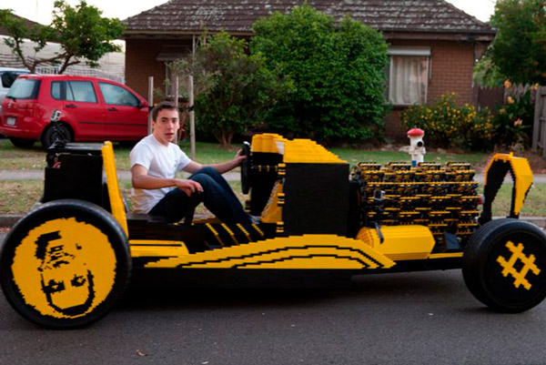 Машина из LEGO